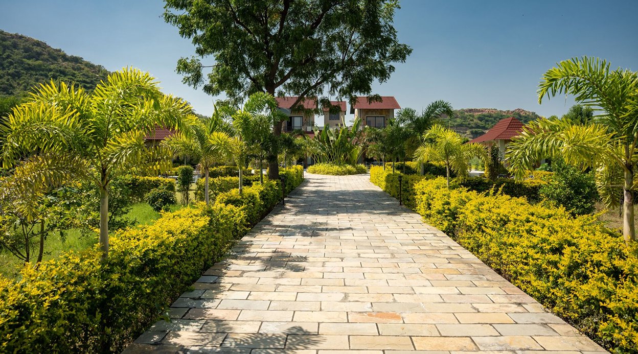 Raas Stays | 4-BHK Retreat With Private Pool, Gardens, Lounge Cum Bar & Scenic Aravali Views